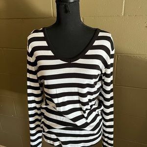 Gap L black and white striped T